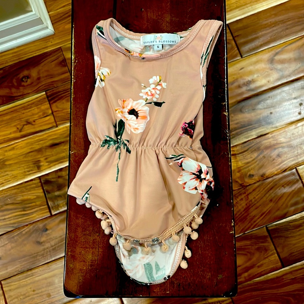 Super adorable baby romper size small